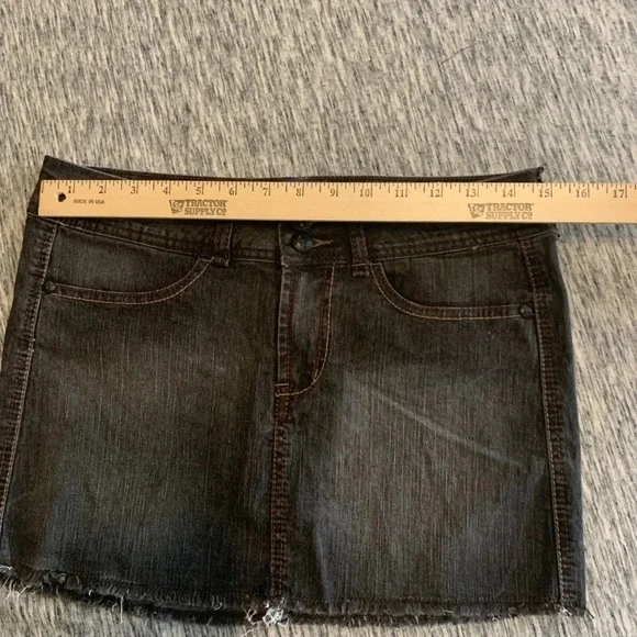 MILEY‎ CYRUS Womens Size 9 Dark Gray Denim Jean Cutoff  Mini Skirt Max Azria - Picture 3 of 5